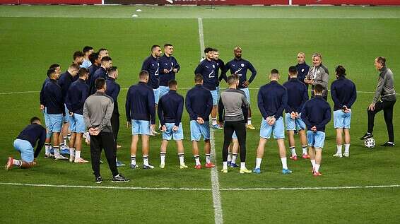 שחקני הנבחרת אמש באימון המסכם. המסע מתחיל // צילום: אלן שיבר